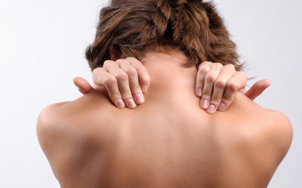 dor sob a omoplata esquerda na parte de trás das costas foto 2